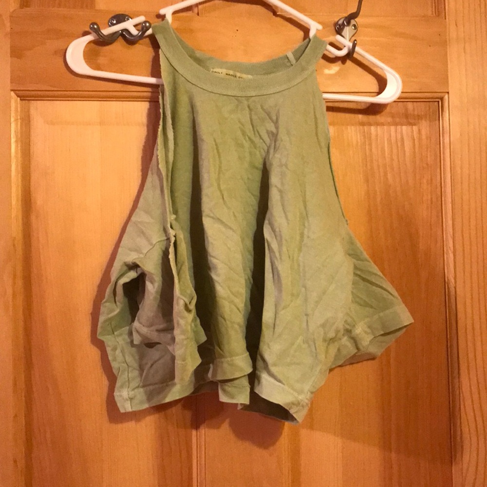 Open shoulder cropped tee